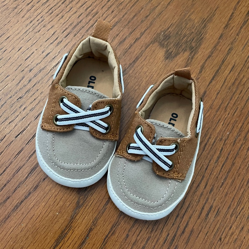 Old Navy Baby Boat Shoes size 0-3m - Picture 2 of 5